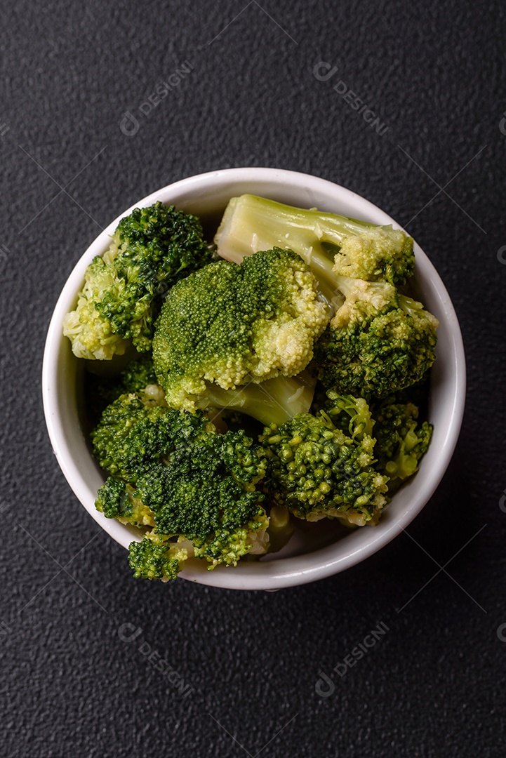 A imagem mostra brócolis cozidos em uma tigela, prontos para consumo. O brócolis é um vegetal popular e nutritivo