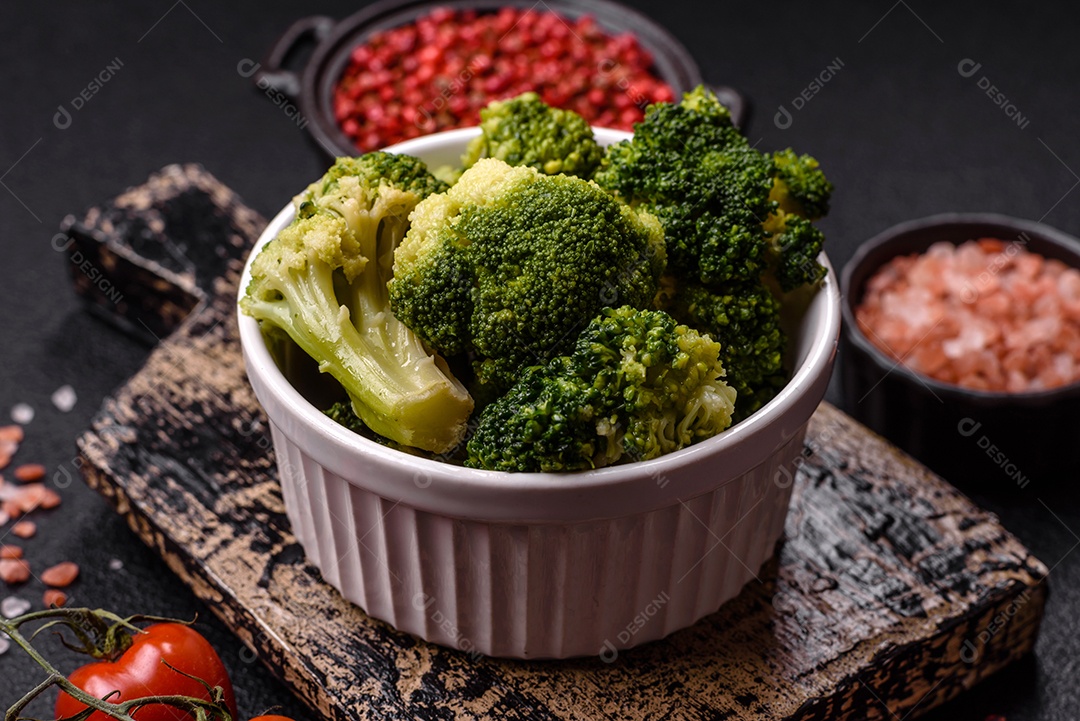 A imagem mostra brócolis cozidos em uma tigela, prontos para consumo. O brócolis é um vegetal popular e nutritivo