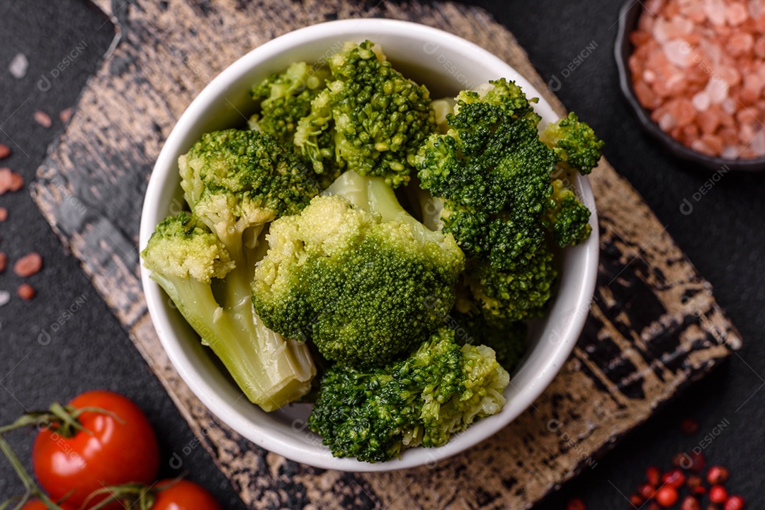 A imagem mostra brócolis cozidos em uma tigela, prontos para consumo. O brócolis é um vegetal popular e nutritivo