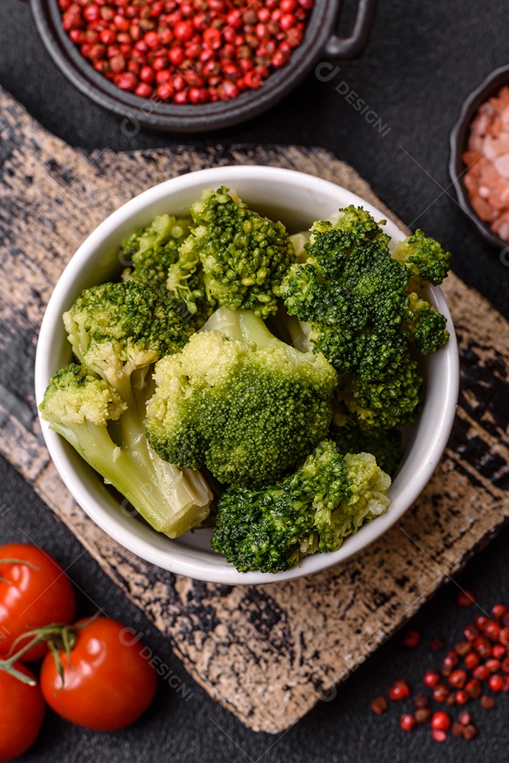 A imagem mostra brócolis cozidos em uma tigela, prontos para consumo. O brócolis é um vegetal popular e nutritivo