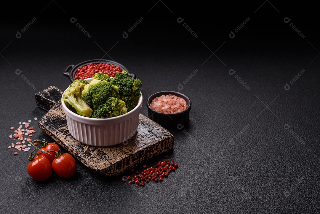 A imagem mostra brócolis cozidos em uma tigela, prontos para consumo. O brócolis é um vegetal popular e nutritivo