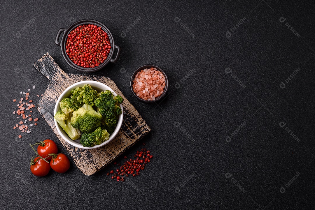 A imagem mostra brócolis cozidos em uma tigela, prontos para consumo. O brócolis é um vegetal popular e nutritivo