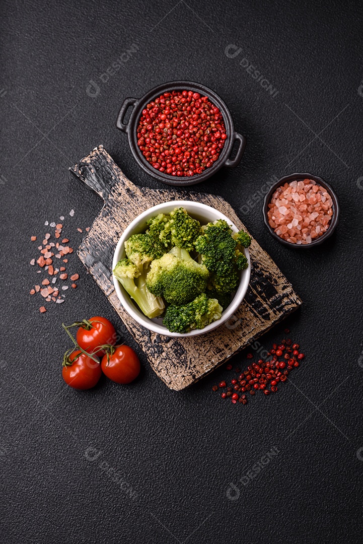 A imagem mostra brócolis cozidos em uma tigela, prontos para consumo. O brócolis é um vegetal popular e nutritivo