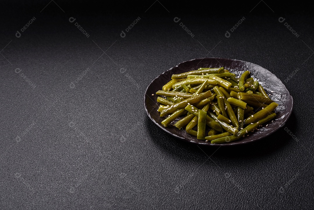 A imagem mostra um prato de vagem (feijão-verde) cozida, que é uma leguminosa nutritiva.