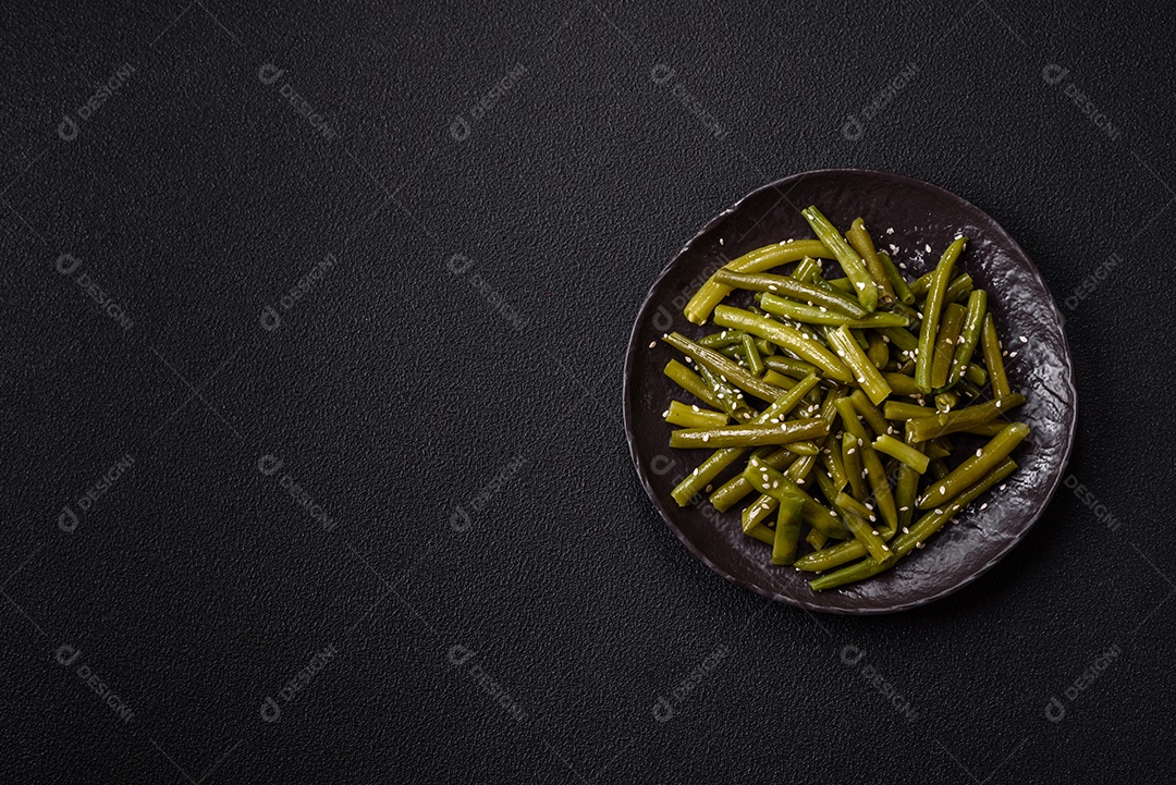 A imagem mostra um prato de vagem (feijão-verde) cozida, que é uma leguminosa nutritiva.