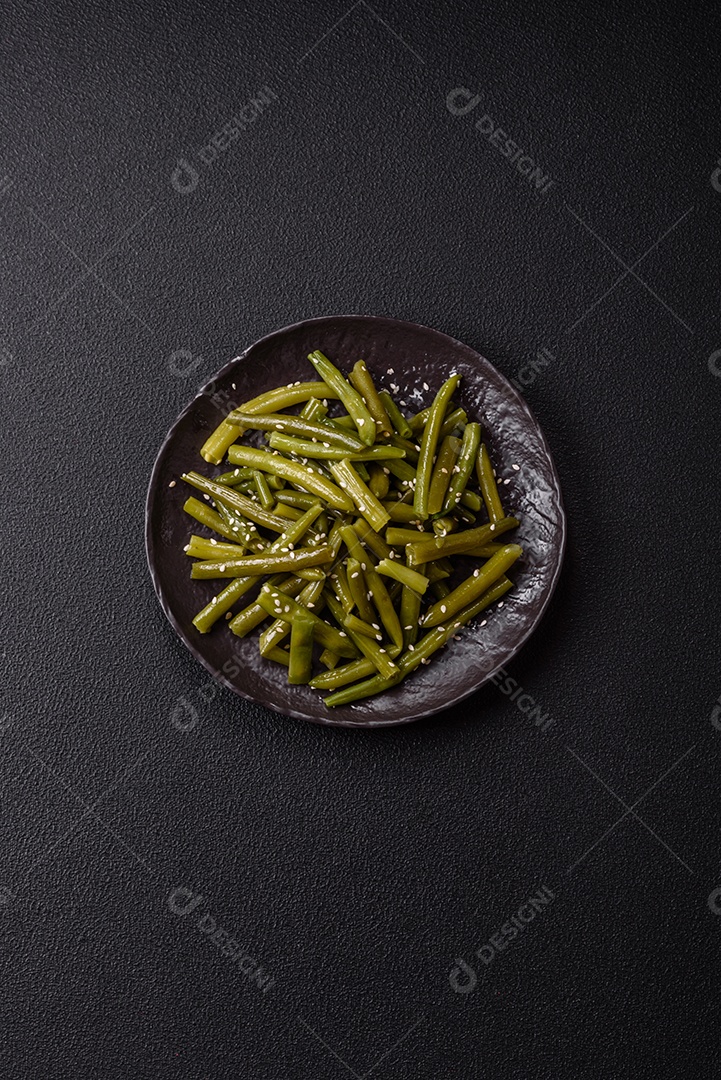 A imagem mostra um prato de vagem (feijão-verde) cozida, que é uma leguminosa nutritiva.