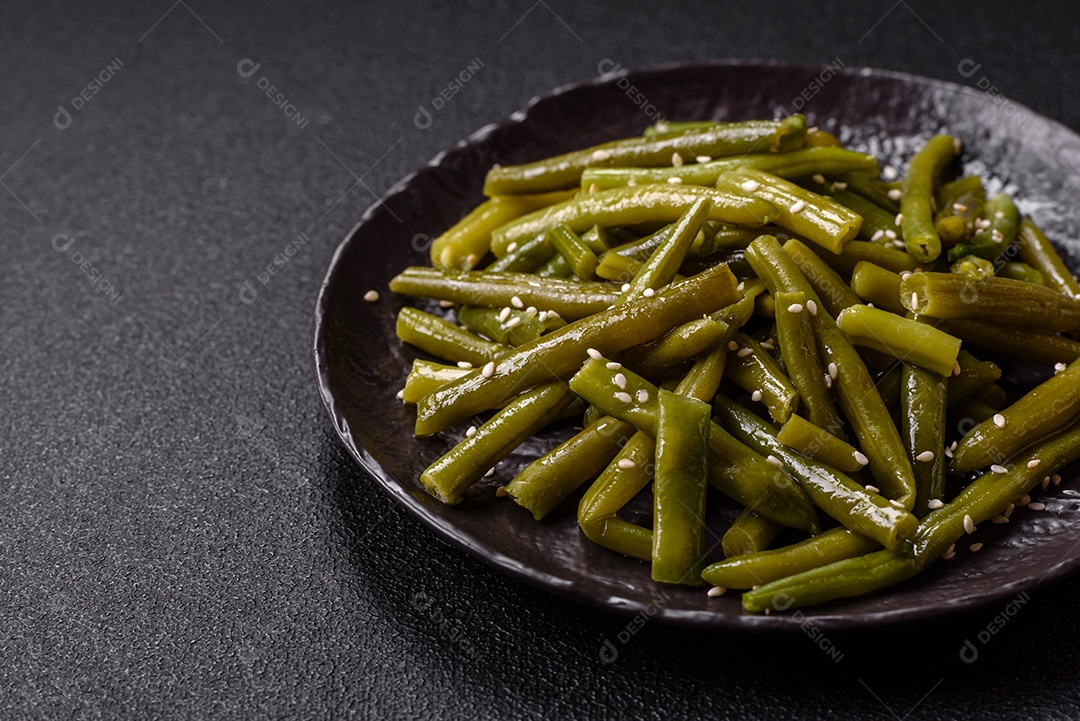 A imagem mostra um prato de vagem (feijão-verde) cozida, que é uma leguminosa nutritiva.