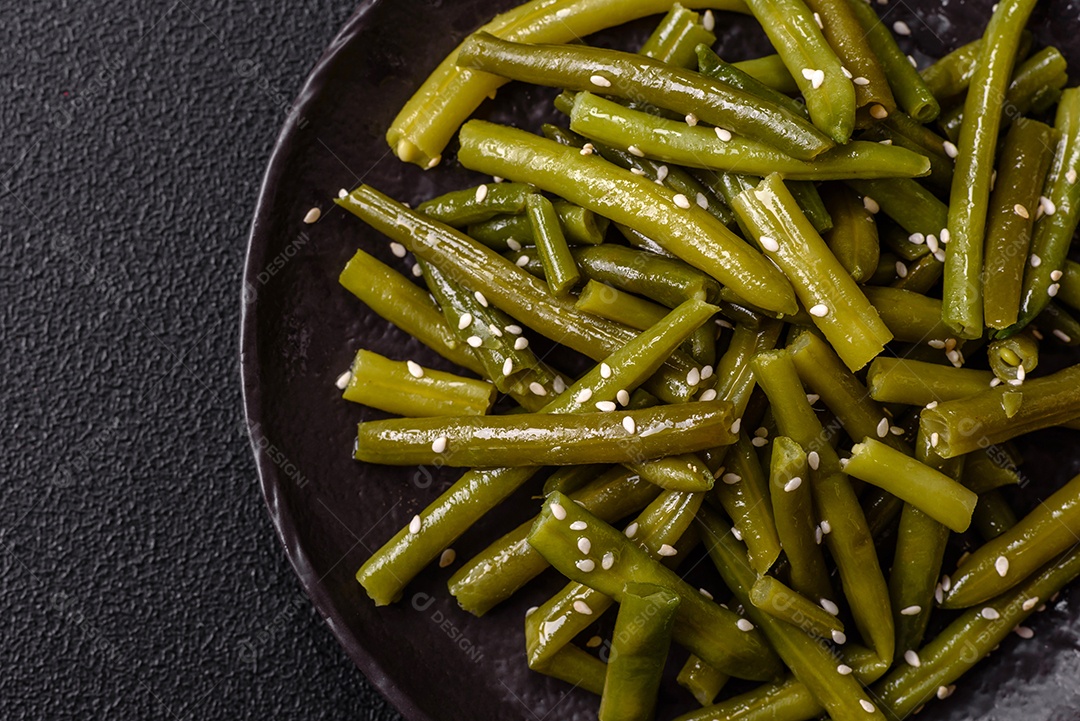 A imagem mostra um prato de vagem (feijão-verde) cozida, que é uma leguminosa nutritiva.