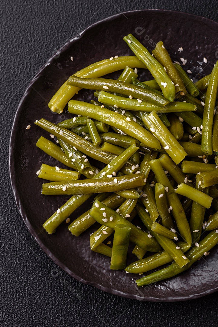 A imagem mostra um prato de vagem (feijão-verde) cozida, que é uma leguminosa nutritiva.