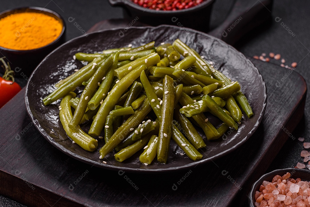 A imagem mostra um prato de vagem (feijão-verde) cozida, que é uma leguminosa nutritiva.