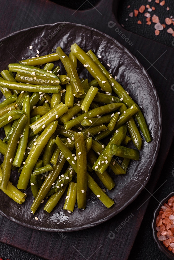 A imagem mostra um prato de vagem (feijão-verde) cozida, que é uma leguminosa nutritiva.