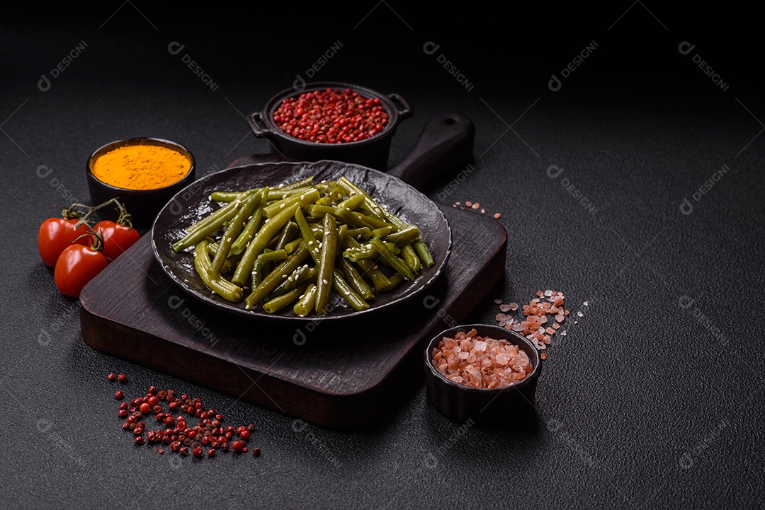 A imagem mostra um prato de vagem (feijão-verde) cozida, que é uma leguminosa nutritiva.