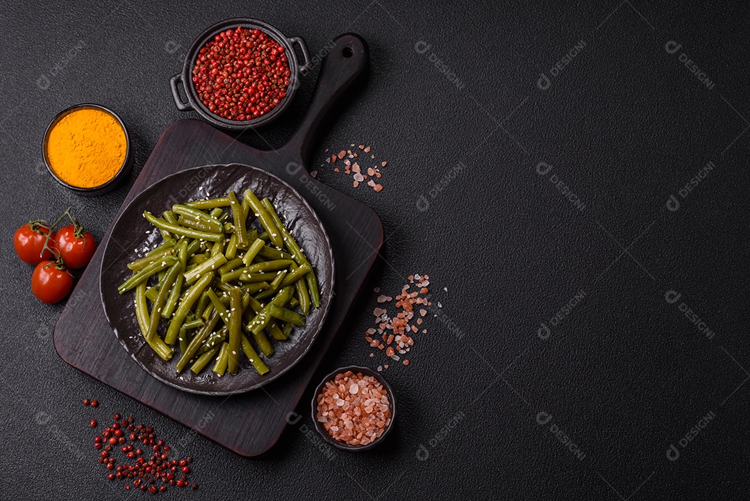 A imagem mostra um prato de vagem (feijão-verde) cozida, que é uma leguminosa nutritiva.