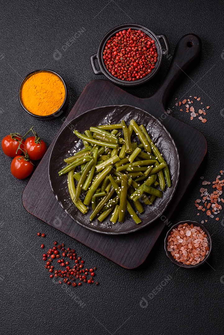 A imagem mostra um prato de vagem (feijão-verde) cozida, que é uma leguminosa nutritiva.