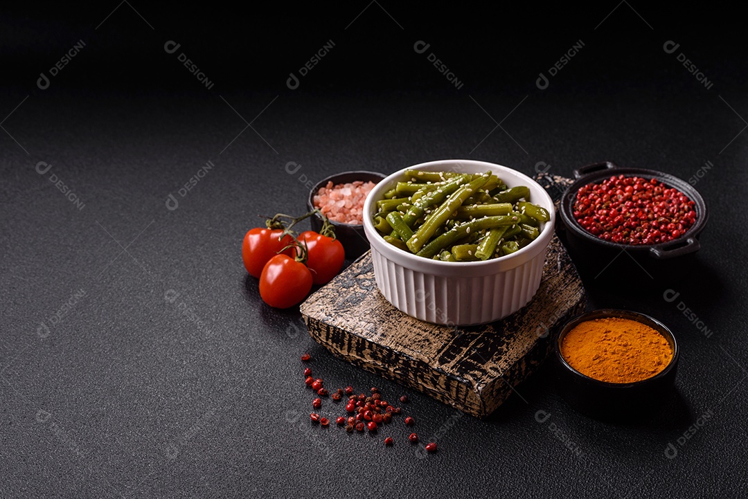 A imagem mostra um prato de vagem (feijão-verde) cozida, que é uma leguminosa nutritiva.