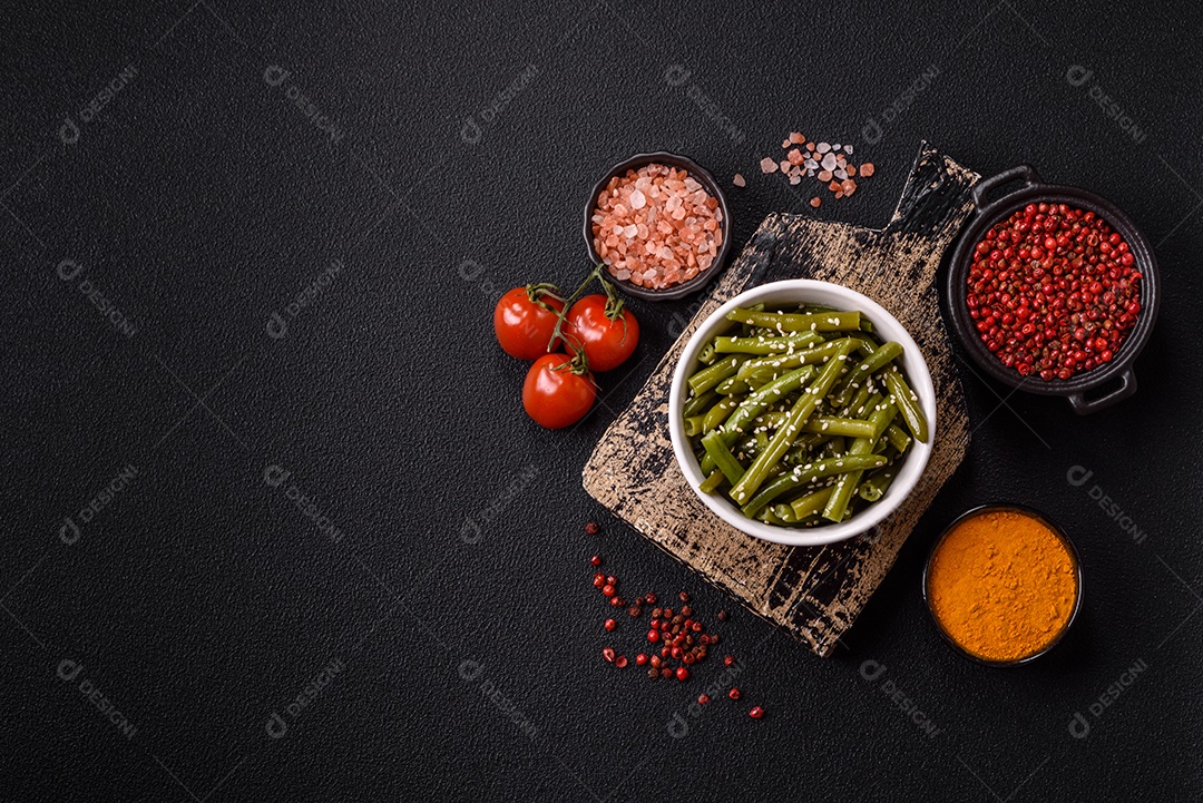 A imagem mostra um prato de vagem (feijão-verde) cozida, que é uma leguminosa nutritiva.
