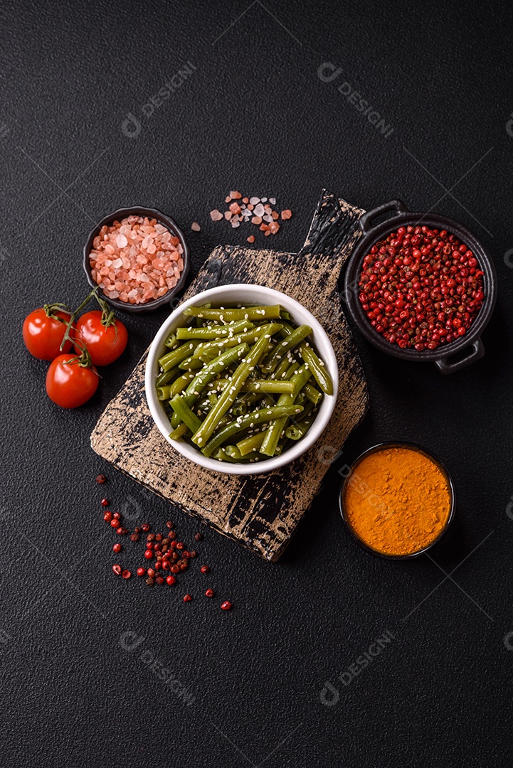 A imagem mostra um prato de vagem (feijão-verde) cozida, que é uma leguminosa nutritiva.