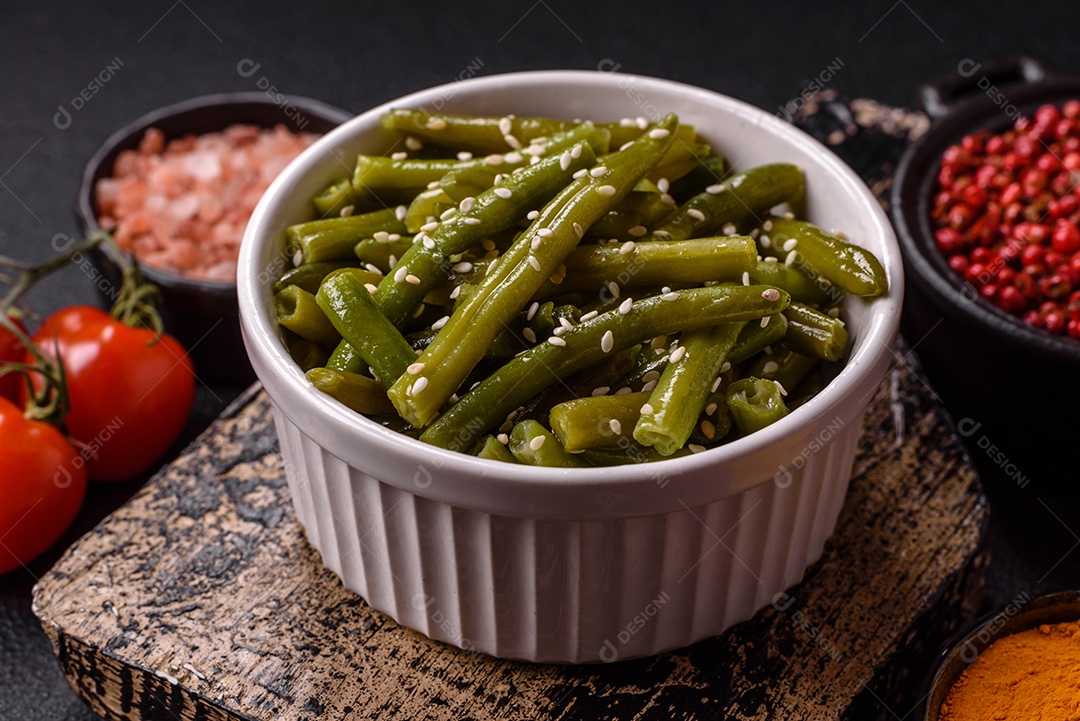 A imagem mostra um prato de vagem (feijão-verde) cozida, que é uma leguminosa nutritiva.