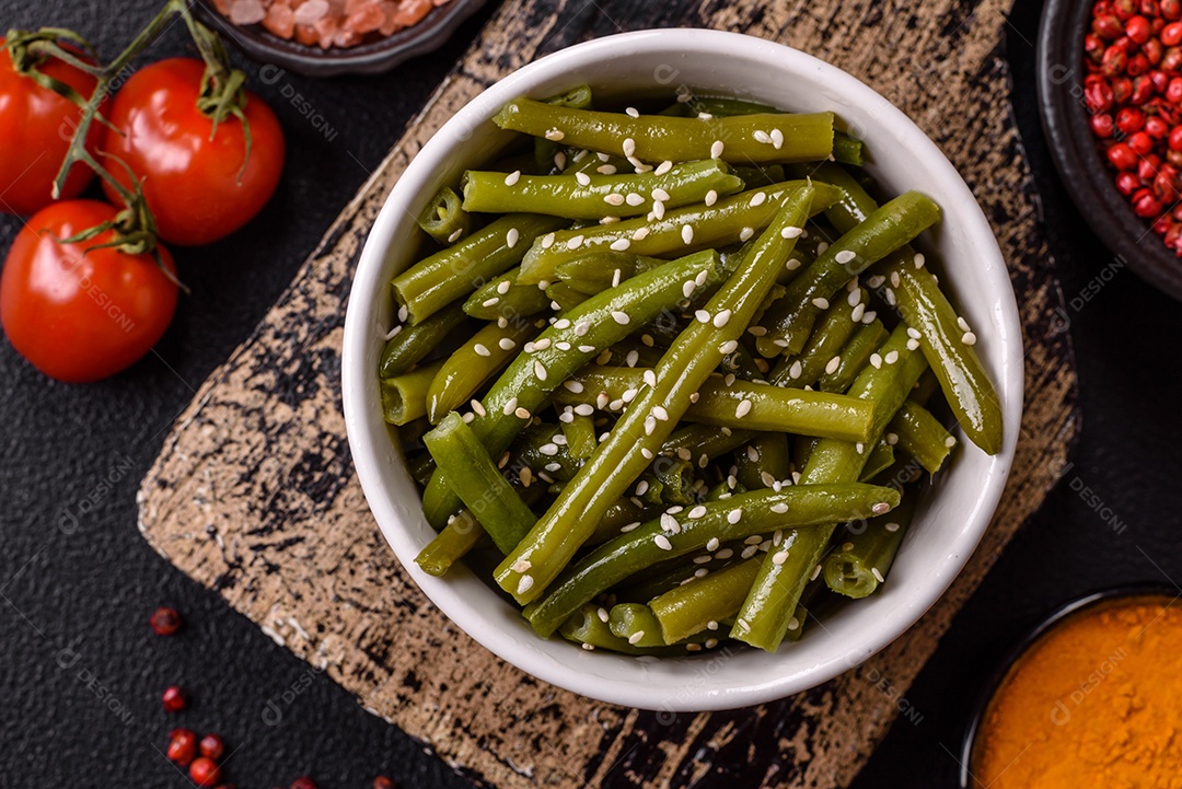 A imagem mostra um prato de vagem (feijão-verde) cozida, que é uma leguminosa nutritiva.