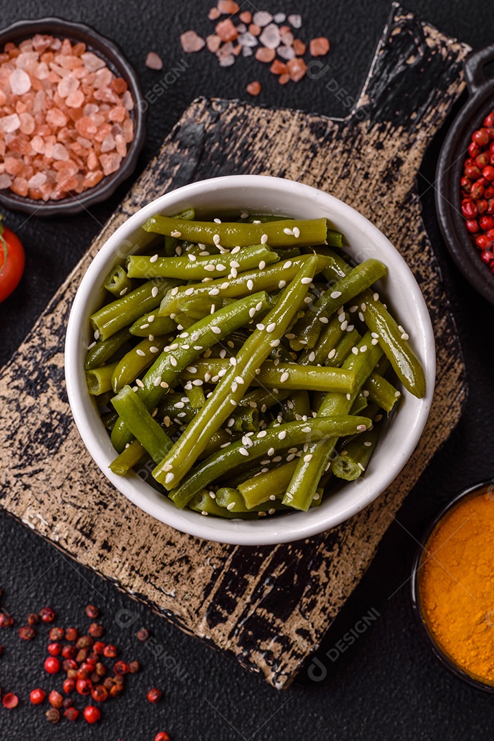 A imagem mostra um prato de vagem (feijão-verde) cozida, que é uma leguminosa nutritiva.