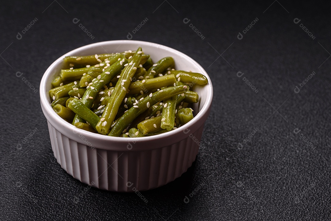 A imagem mostra um prato de vagem (feijão-verde) cozida, que é uma leguminosa nutritiva.