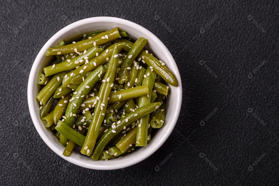 A imagem mostra um prato de vagem (feijão-verde) cozida, que é uma leguminosa nutritiva.