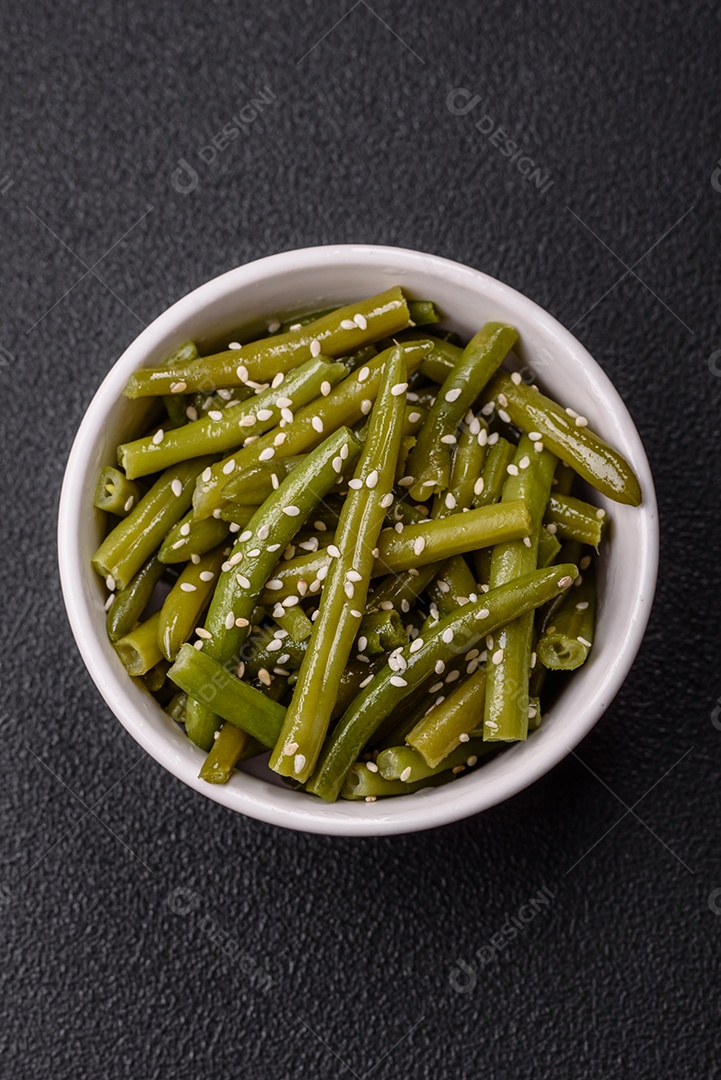 A imagem mostra um prato de vagem (feijão-verde) cozida, que é uma leguminosa nutritiva.