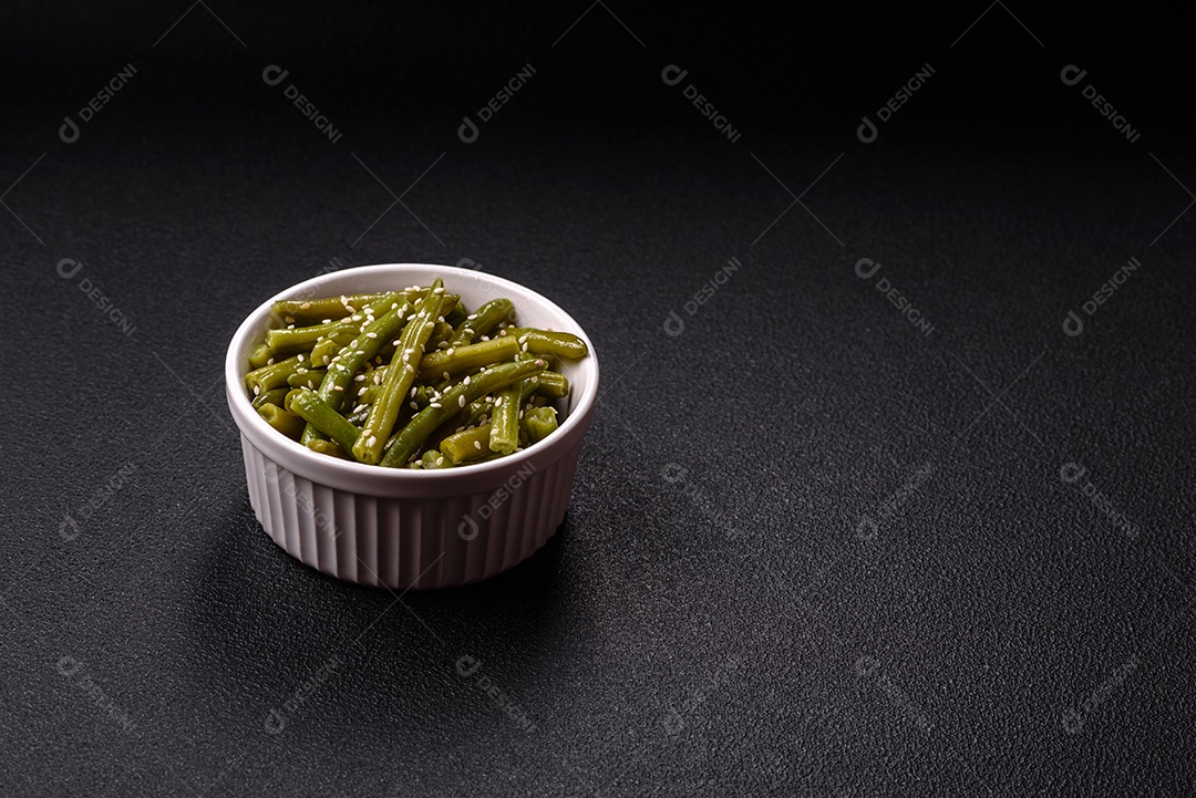 A imagem mostra um prato de vagem (feijão-verde) cozida, que é uma leguminosa nutritiva.