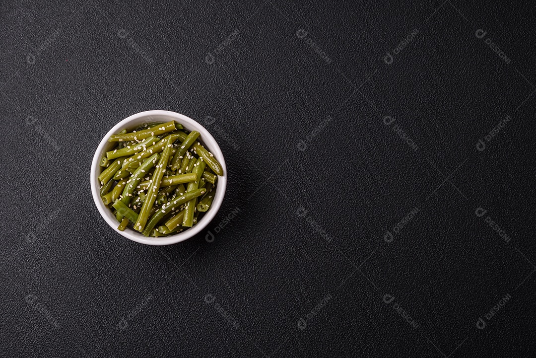 A imagem mostra um prato de vagem (feijão-verde) cozida, que é uma leguminosa nutritiva.