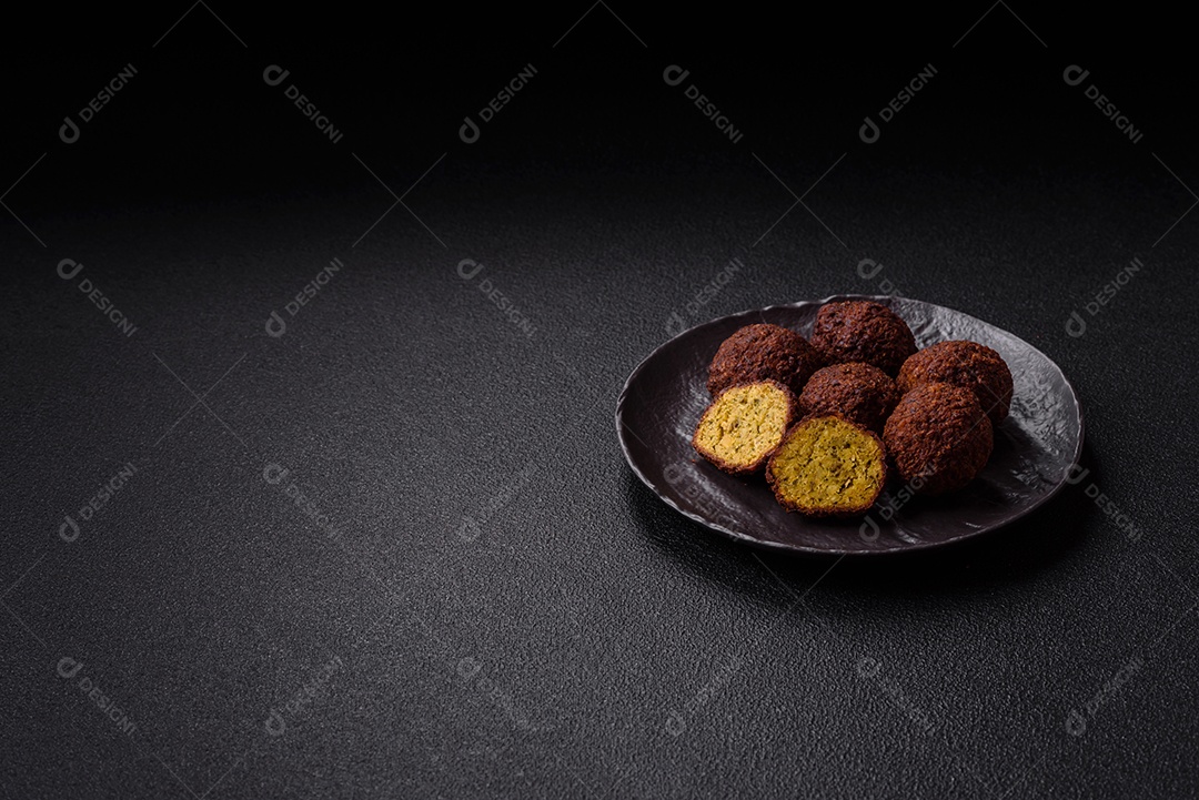 A imagem mostra faláfel, um bolinho frito popular no Oriente Médio feito de grão-de-bico ou fava moída