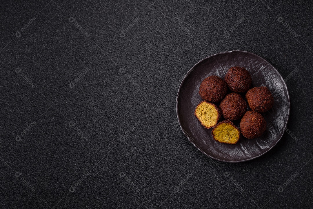 A imagem mostra faláfel, um bolinho frito popular no Oriente Médio feito de grão-de-bico ou fava moída