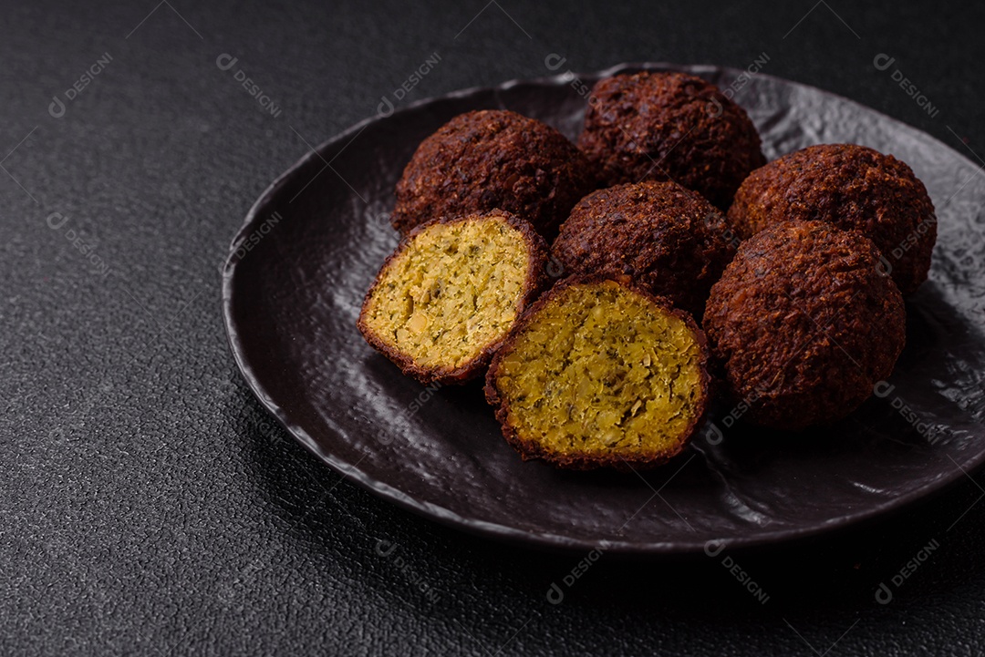 A imagem mostra faláfel, um bolinho frito popular no Oriente Médio feito de grão-de-bico ou fava moída