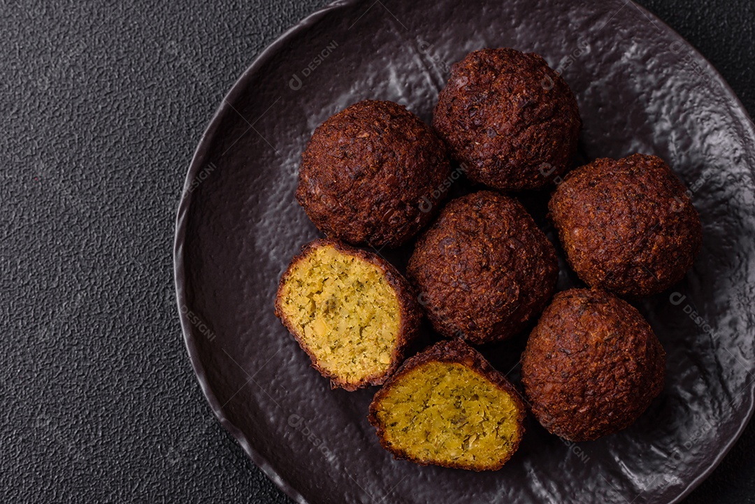 A imagem mostra faláfel, um bolinho frito popular no Oriente Médio feito de grão-de-bico ou fava moída
