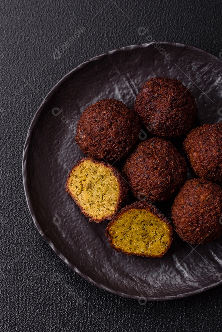 A imagem mostra faláfel, um bolinho frito popular no Oriente Médio feito de grão-de-bico ou fava moída