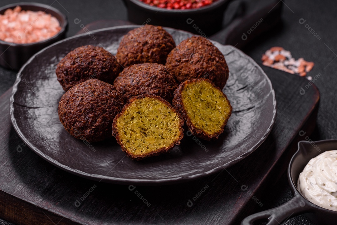 A imagem mostra faláfel, um bolinho frito popular no Oriente Médio feito de grão-de-bico ou fava moída