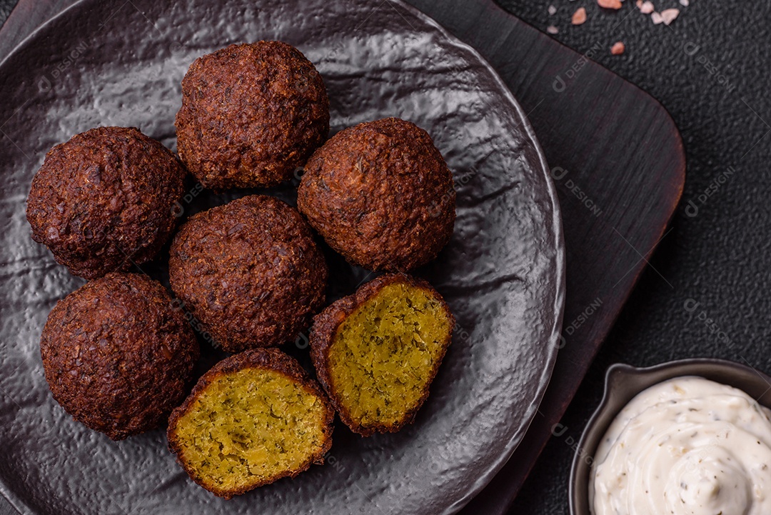 A imagem mostra faláfel, um bolinho frito popular no Oriente Médio feito de grão-de-bico ou fava moída