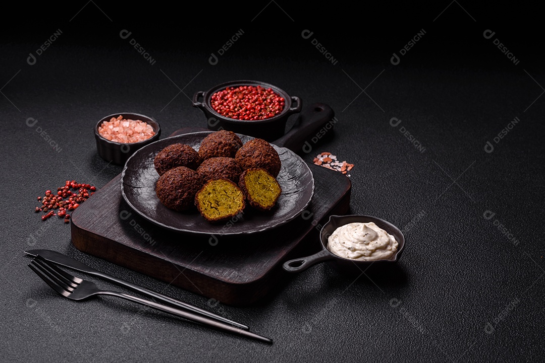 A imagem mostra faláfel, um bolinho frito popular no Oriente Médio feito de grão-de-bico ou fava moída