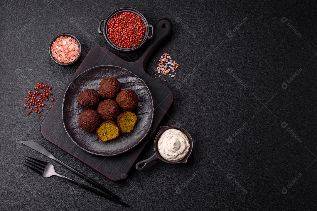 A imagem mostra faláfel, um bolinho frito popular no Oriente Médio feito de grão-de-bico ou fava moída