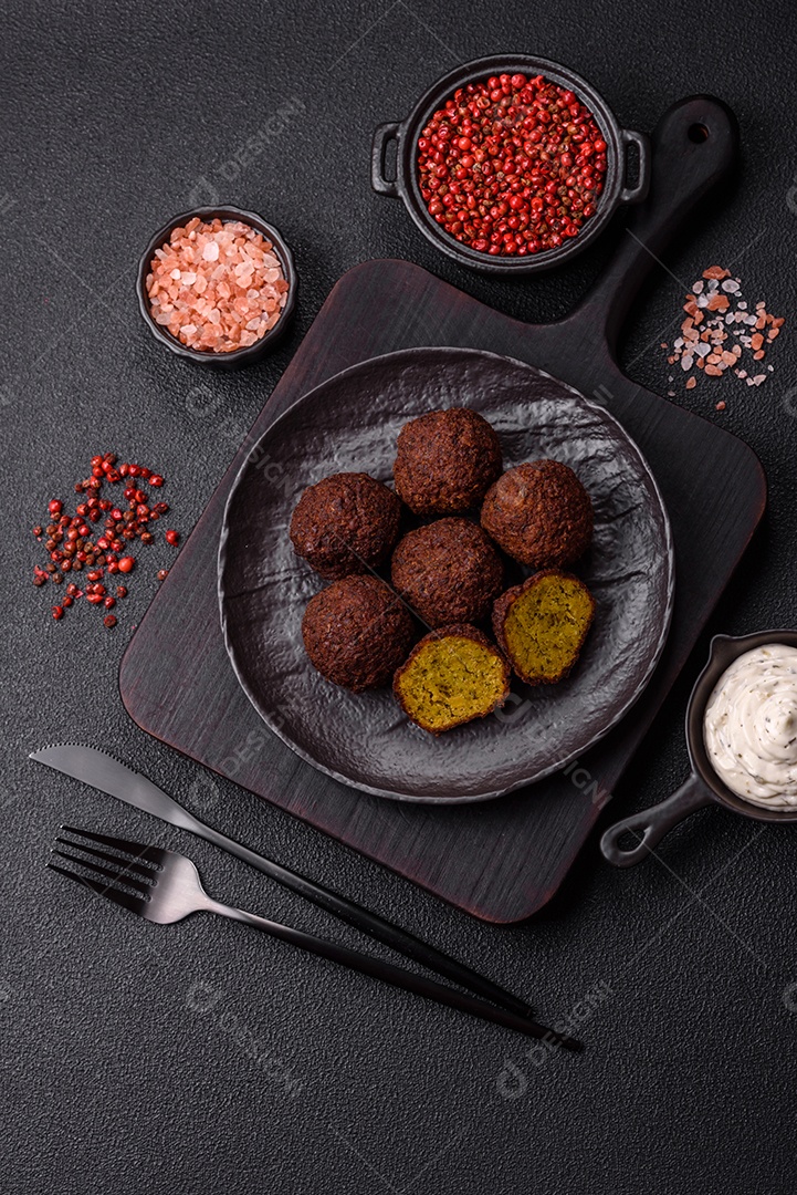 A imagem mostra faláfel, um bolinho frito popular no Oriente Médio feito de grão-de-bico ou fava moída