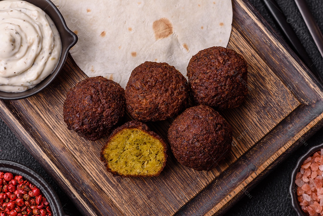 A imagem mostra faláfel, um bolinho frito popular no Oriente Médio feito de grão-de-bico ou fava moída