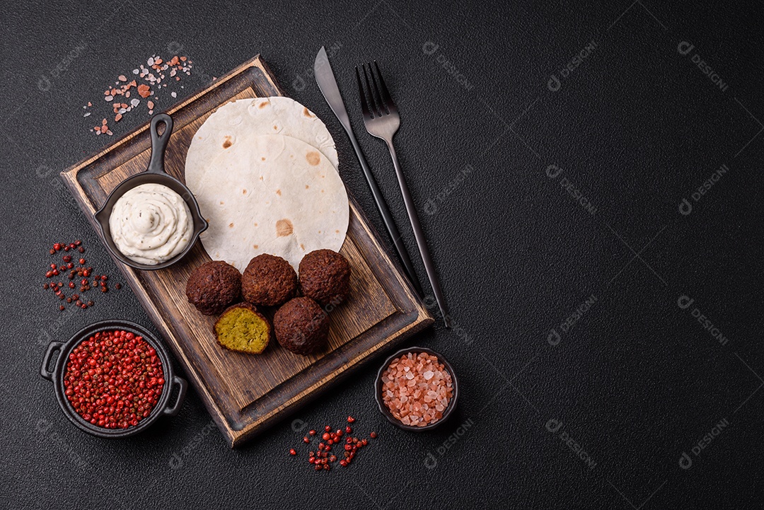 A imagem mostra faláfel, um bolinho frito popular no Oriente Médio feito de grão-de-bico ou fava moída