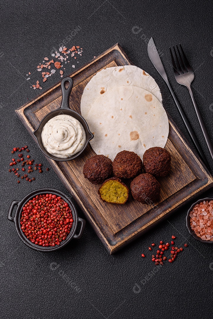 A imagem mostra faláfel, um bolinho frito popular no Oriente Médio feito de grão-de-bico ou fava moída