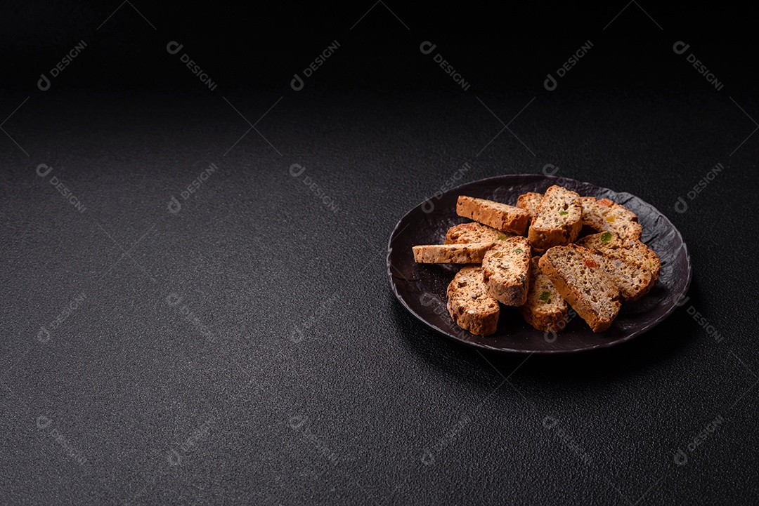 Os itens na imagem são biscoitos italianos, conhecidos como Cantucci ou Biscotti.