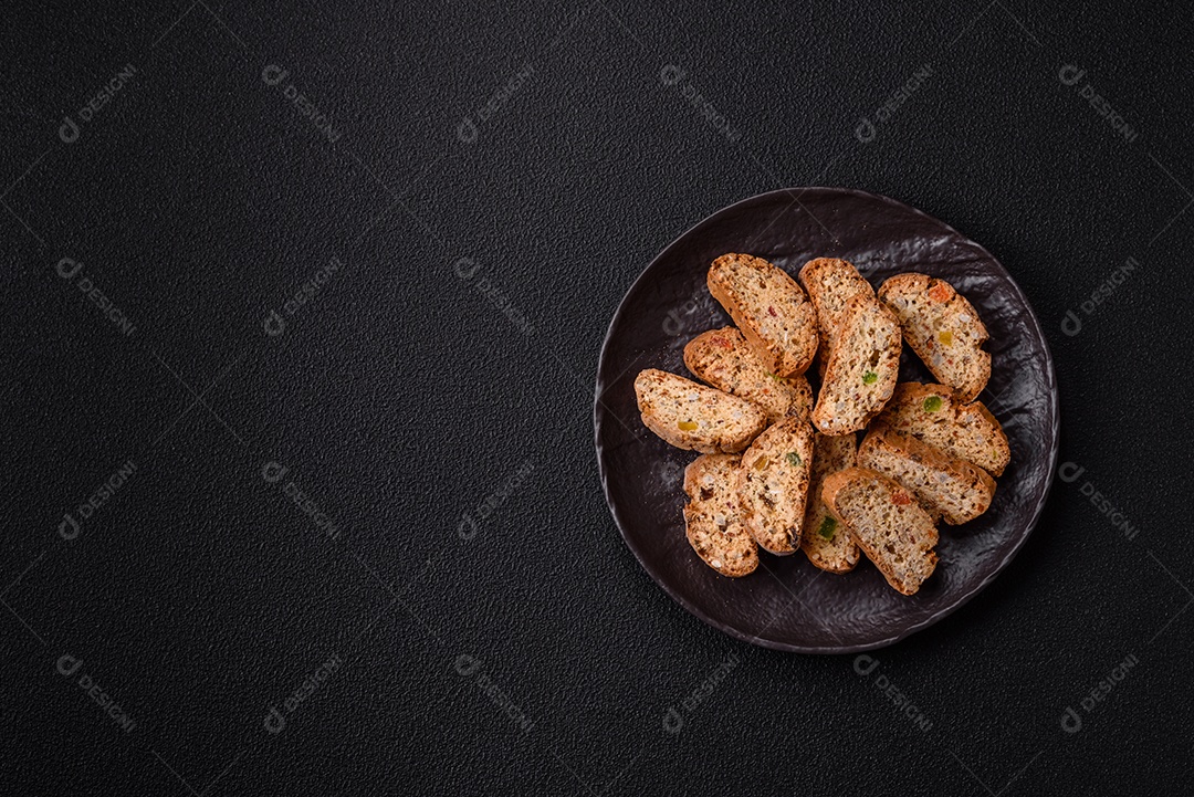 Os itens na imagem são biscoitos italianos, conhecidos como Cantucci ou Biscotti.