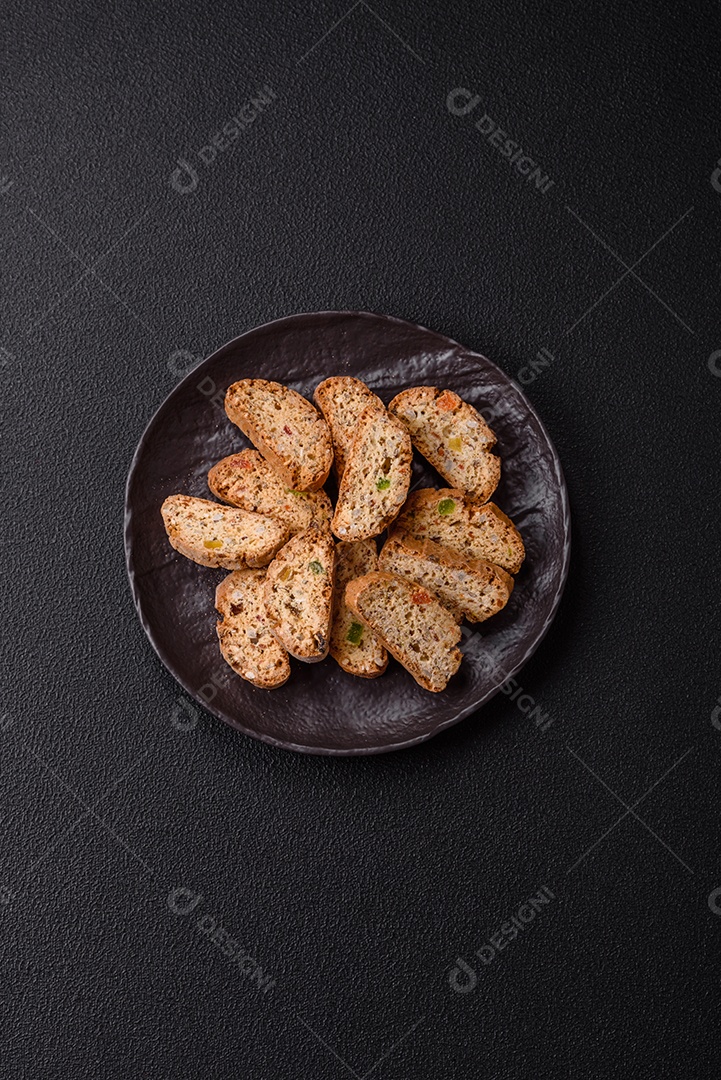 Os itens na imagem são biscoitos italianos, conhecidos como Cantucci ou Biscotti.