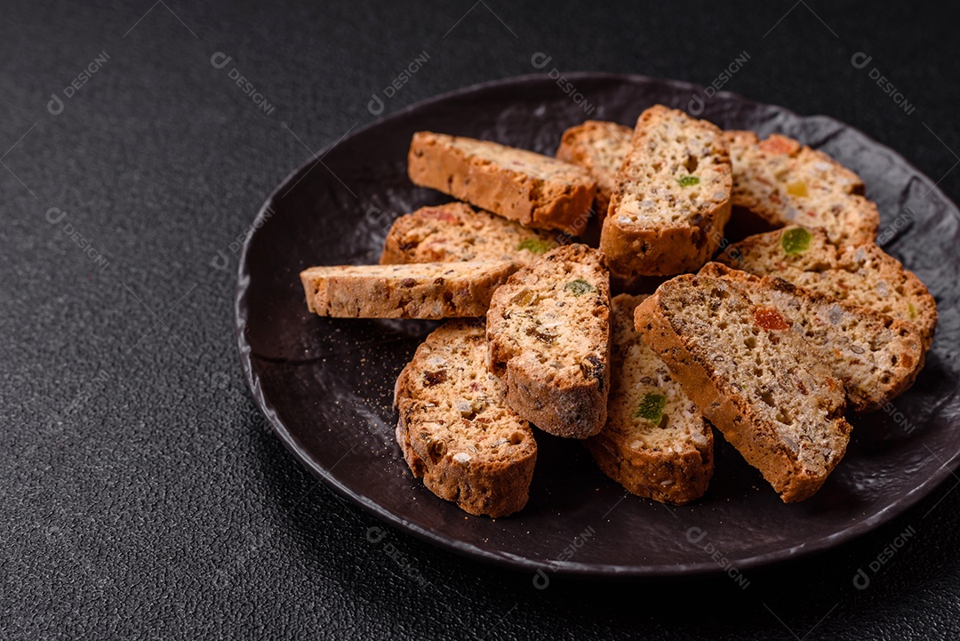 Os itens na imagem são biscoitos italianos, conhecidos como Cantucci ou Biscotti.