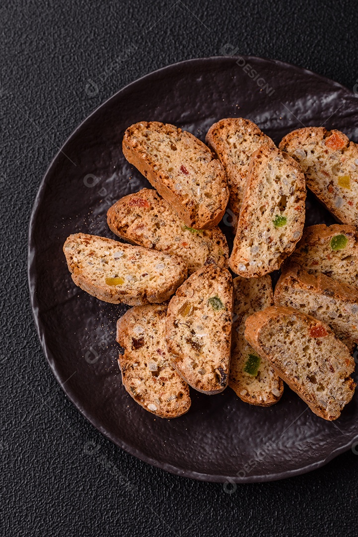Os itens na imagem são biscoitos italianos, conhecidos como Cantucci ou Biscotti.