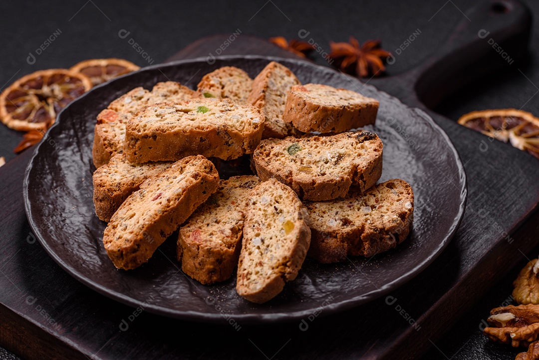 Os itens na imagem são biscoitos italianos, conhecidos como Cantucci ou Biscotti.
