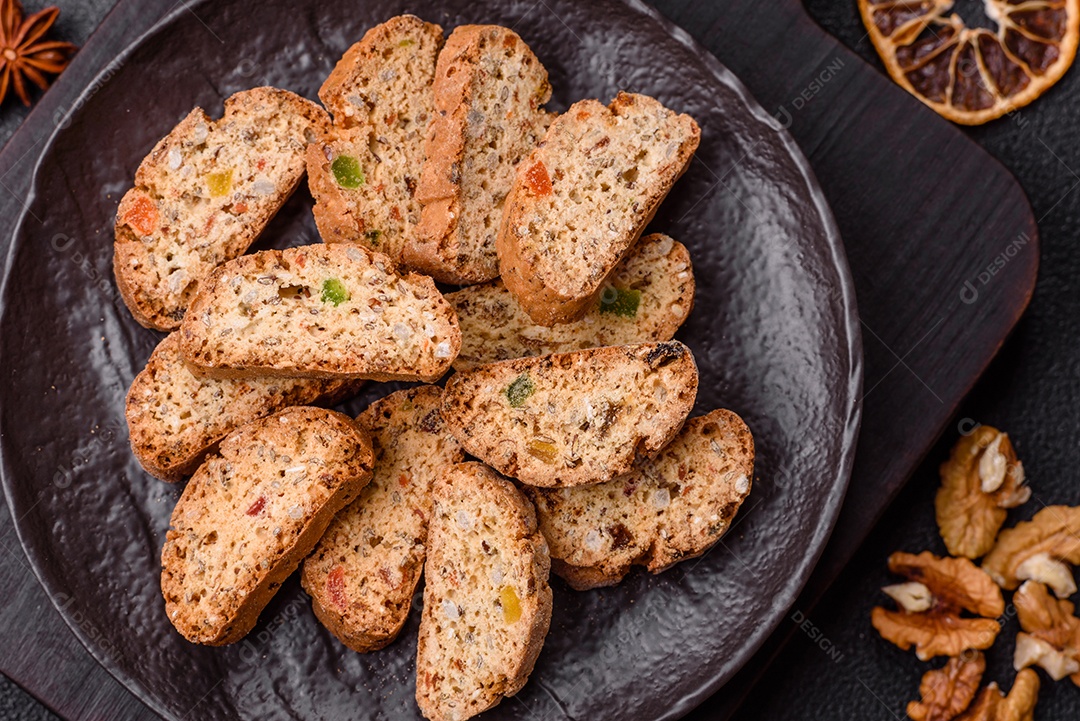 Os itens na imagem são biscoitos italianos, conhecidos como Cantucci ou Biscotti.