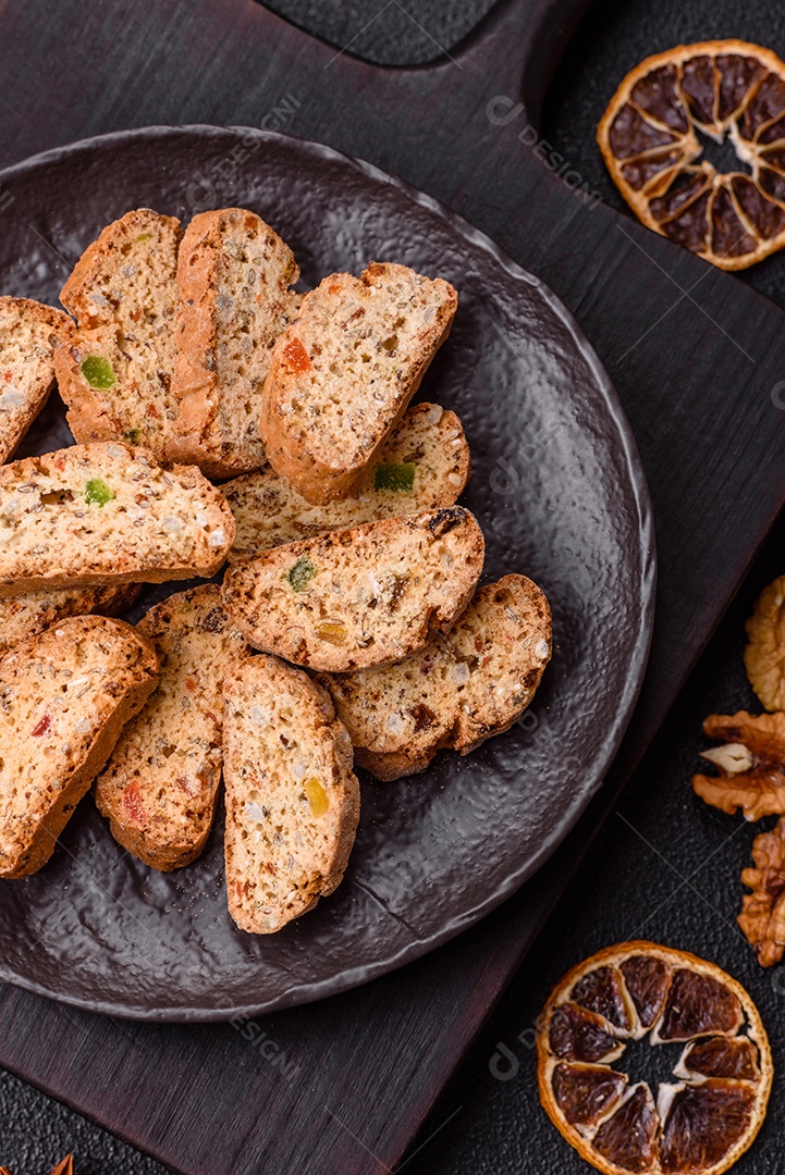 Os itens na imagem são biscoitos italianos, conhecidos como Cantucci ou Biscotti.